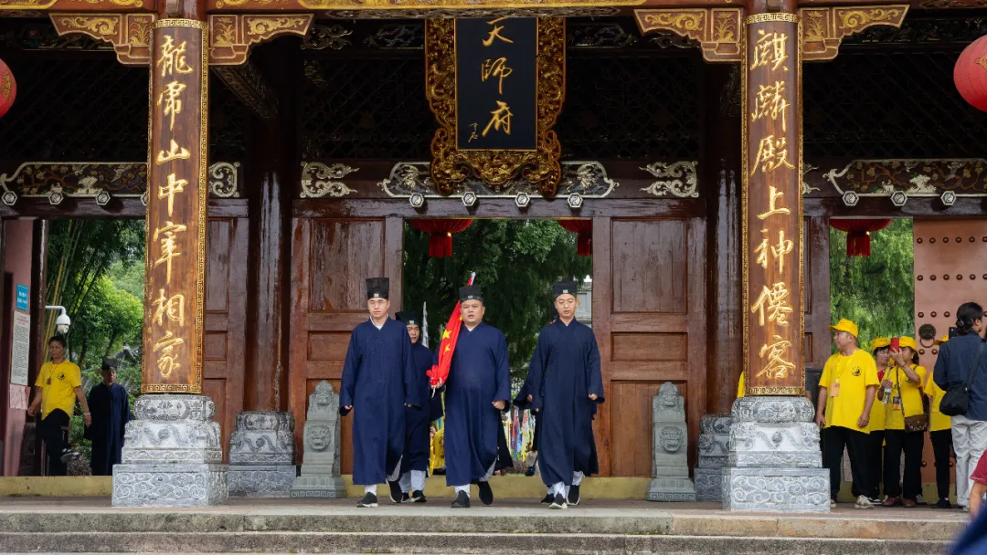 龙虎山天师府“五一八”天师庙会举行隆重升旗仪式